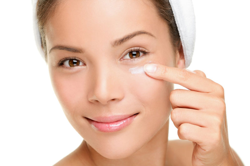 Нанесение крема на кожу под глазами