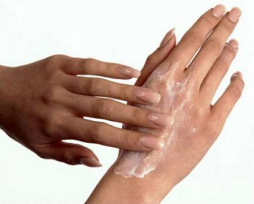Нанесение мази на кожу рук