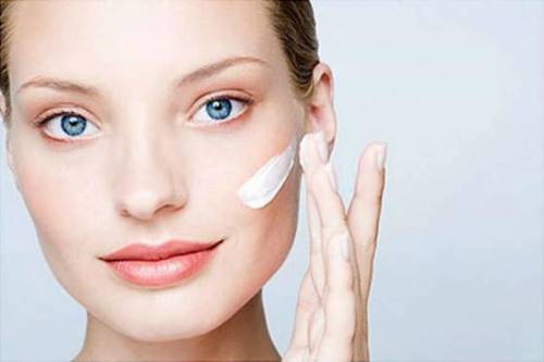 Нанесение крема на кожу лица