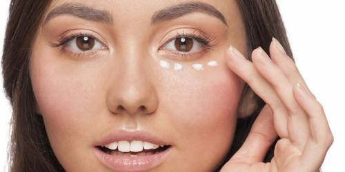 Нанесение крема на кожу вокруг глаз